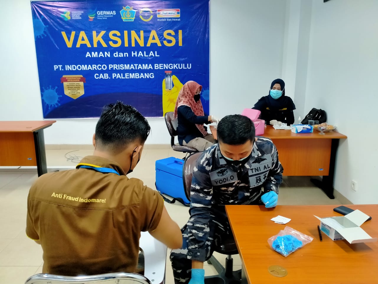 Serbuan Vaksinasi Hari Ke-3, Lanal Bengkulu Rambah Wilayah Pesisir dan Kawasan Industri