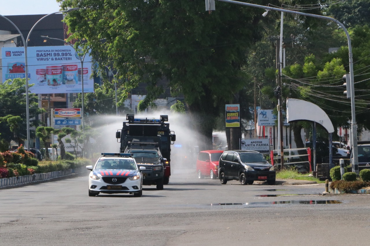 Percepat Penanggulangan Covid-19, Polda Semprot Jalur Utama, Gelar Rapid dan Vaksinasi Gratis