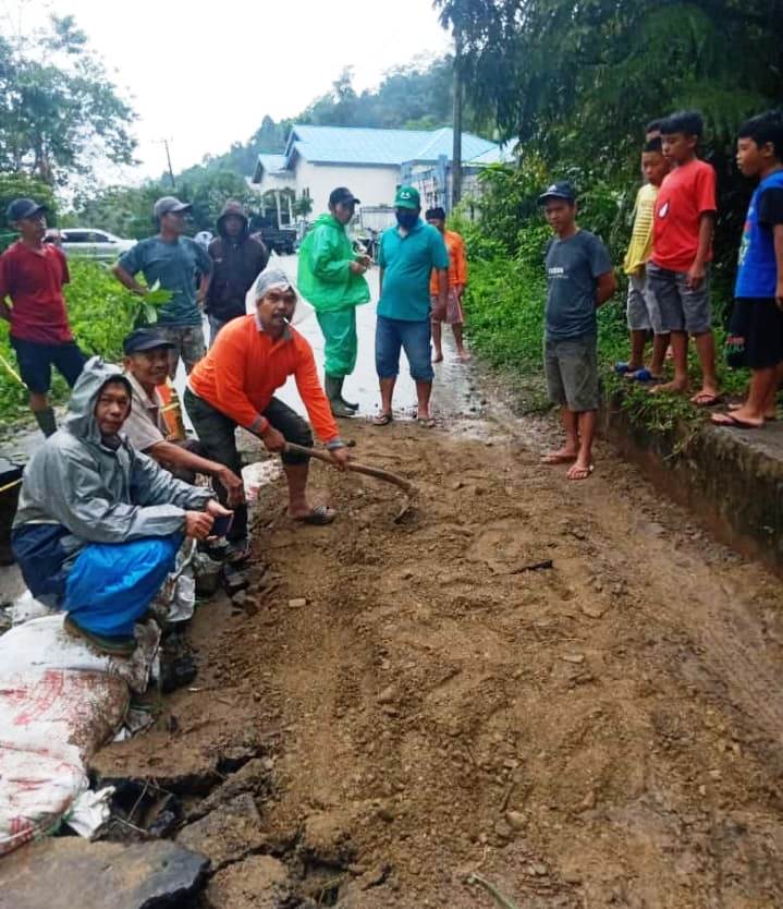 Jalan Ambruk dan Pohon Tumbang di Lebong