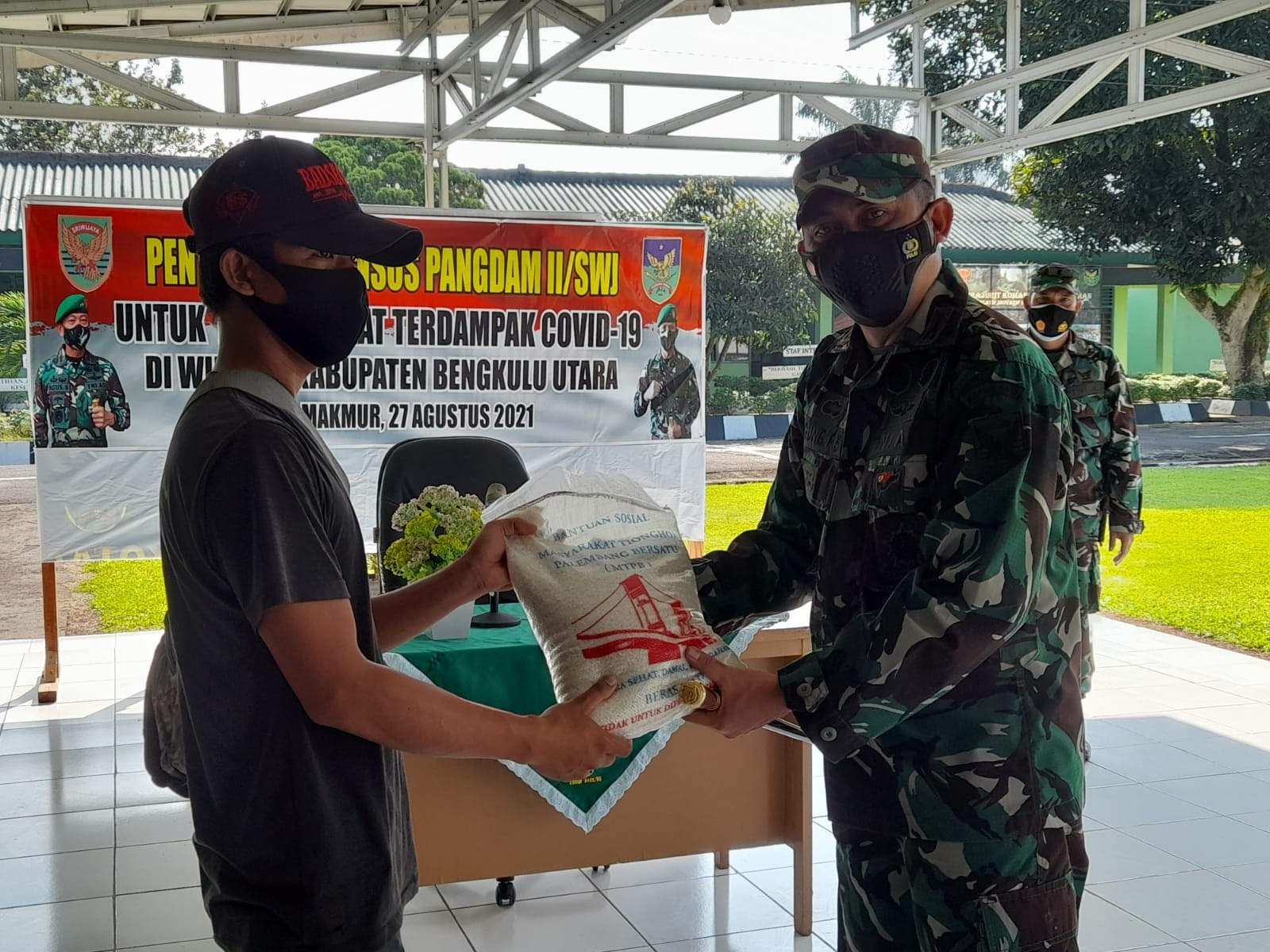 Kodim BU Salurkan 3 Ton Beras Bansos dari Pangdam II/Sriwijaya