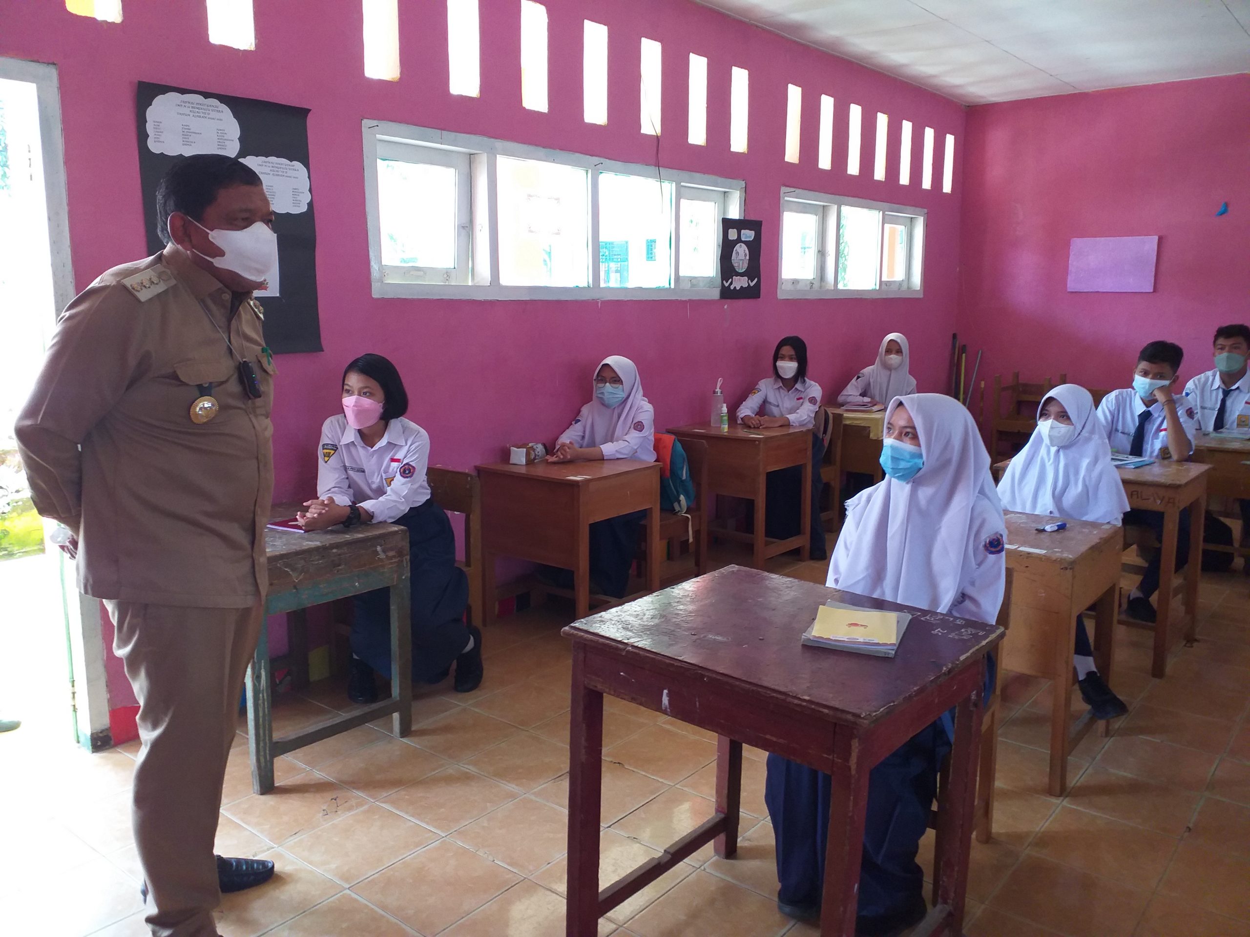 Bupati BU Serahkan Alat Swab PCR ke RSUD Arga Makmur