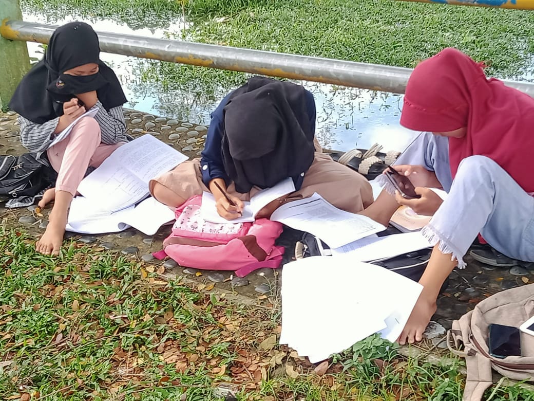 Miris! Susah Sinyal, Siswa di Bengkulu Terpaksa Belajar Daring Dari Tepi Sungai