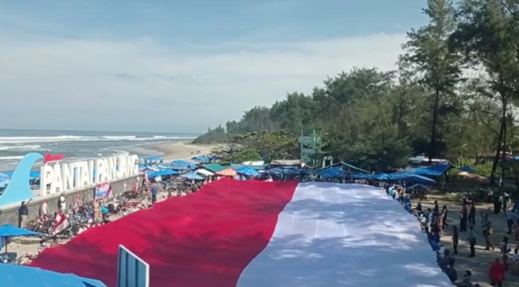 Pemuda di Bengkulu Bentang Bendera Raksasa