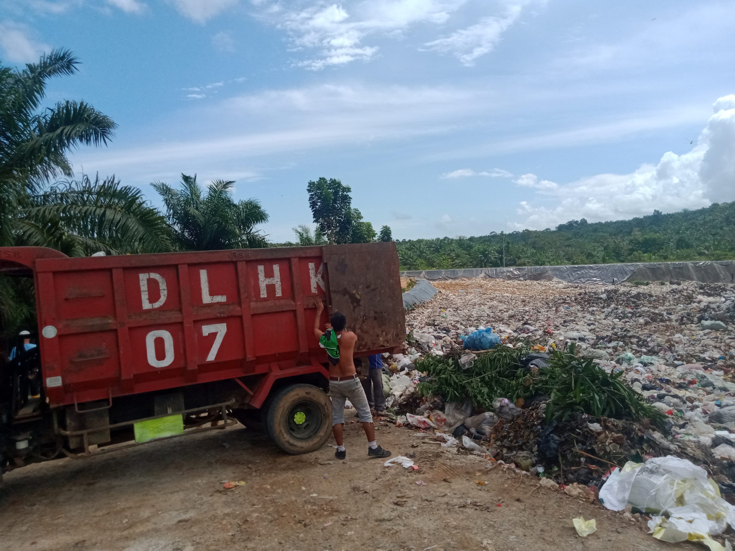 Warga BS Buang Sampah ke TPA Padang Pandan