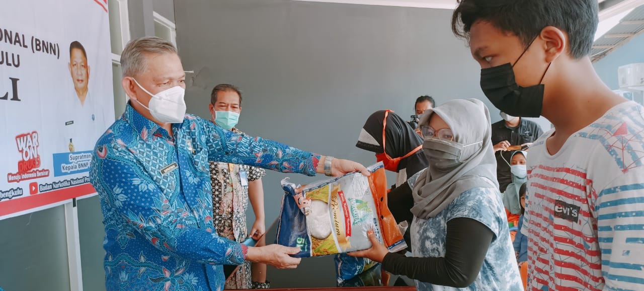 Bantu Warga di Tengah Pandemi Covid-19, BNNP Bengkulu Bagikan Paket Sembako