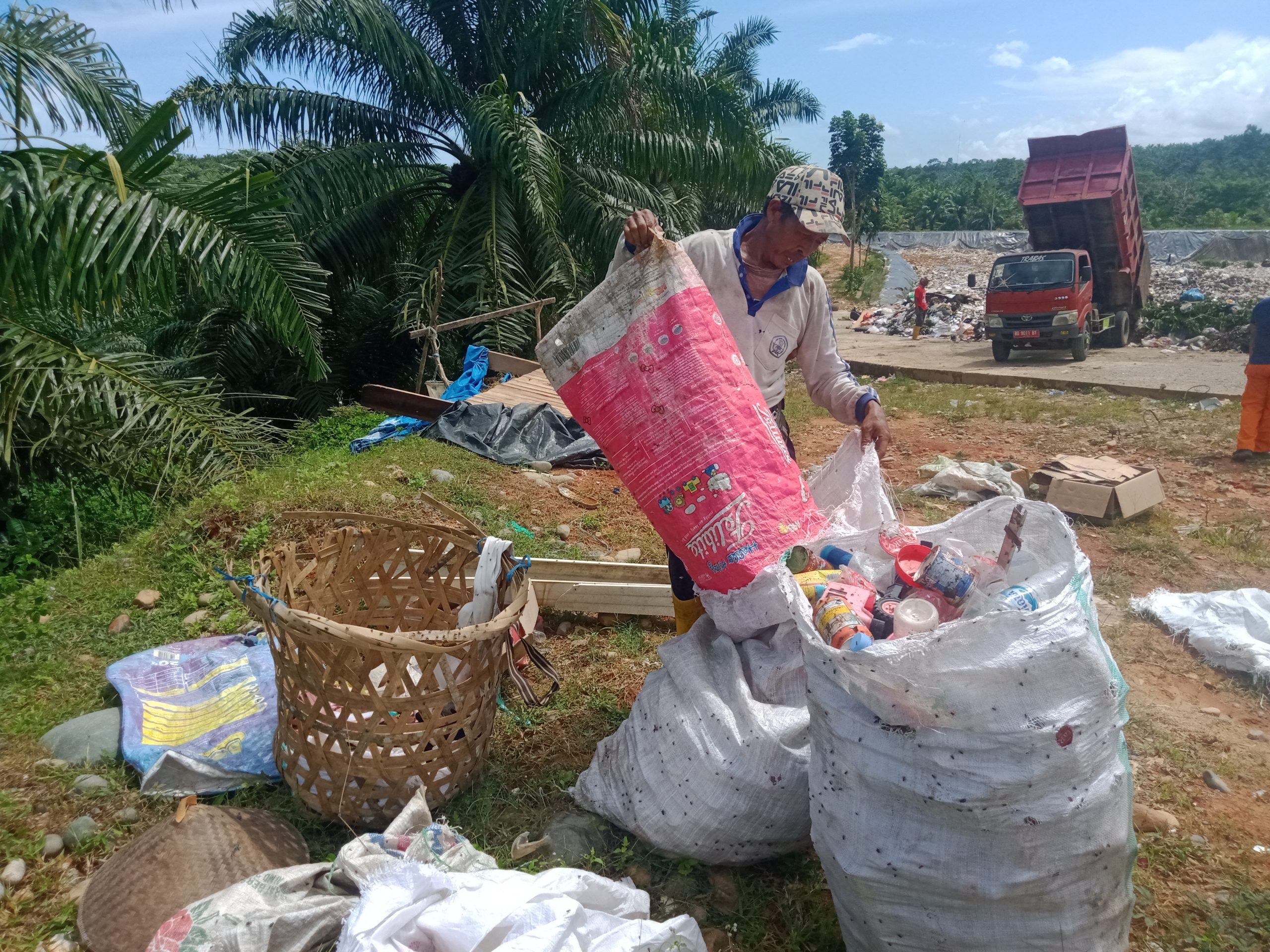 Yanto, Pemulung di TPA Padang Pandan Bengkulu Selatan