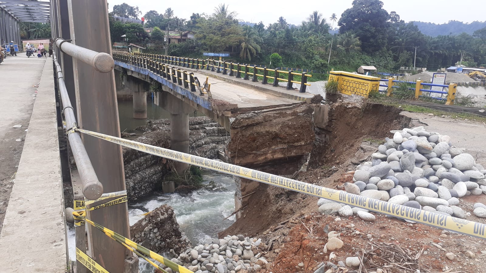 Dihantam Banjir, Jalan Putus dan Jembatan Nyaris Ambruk