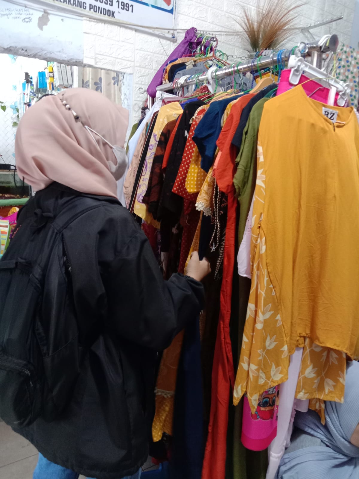 Yurike (30); Ibu Rumah Tangga yang Sukses Merintis Bisnis Hijab Online Hingga Mempunyai Toko Sendiri   