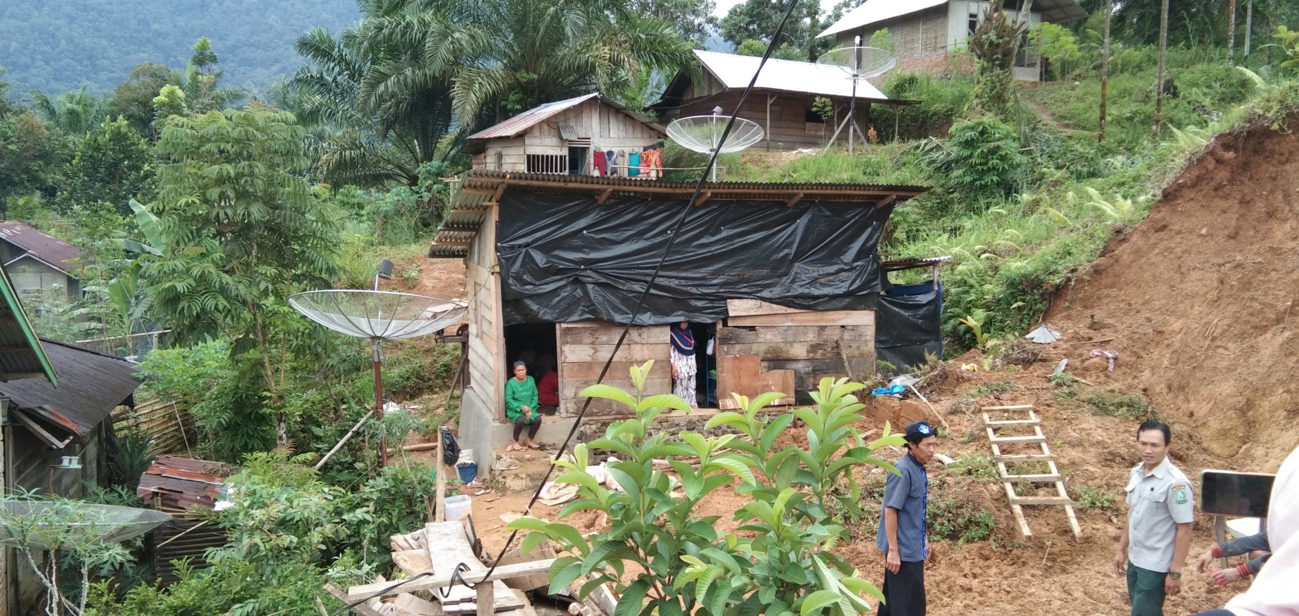 Rumah Terkena Longsor dan Banjir