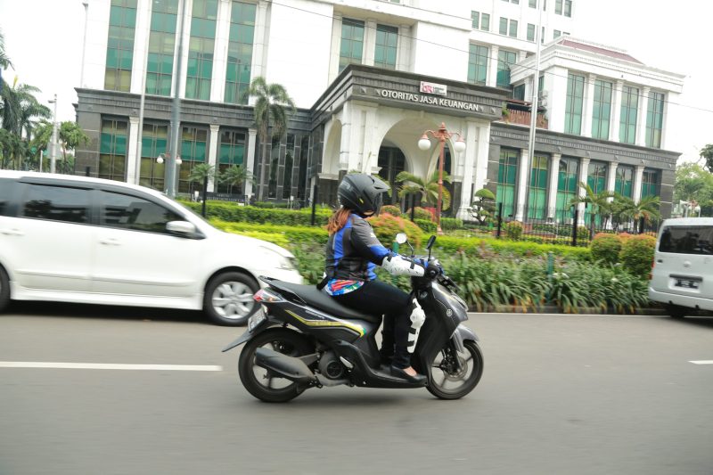 Tips dan Trik Berkendara Sepeda Motor, Wanita Wajib Tahu!