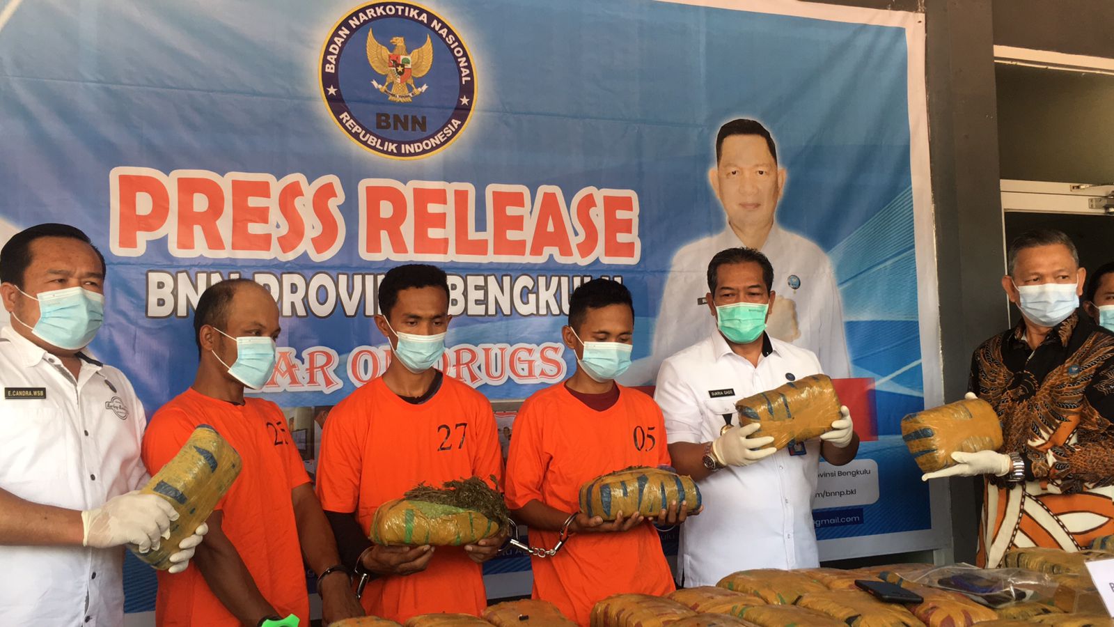 BNN Ungkap Penyelundupan 143 Kg Ganja di Kotoran Ayam