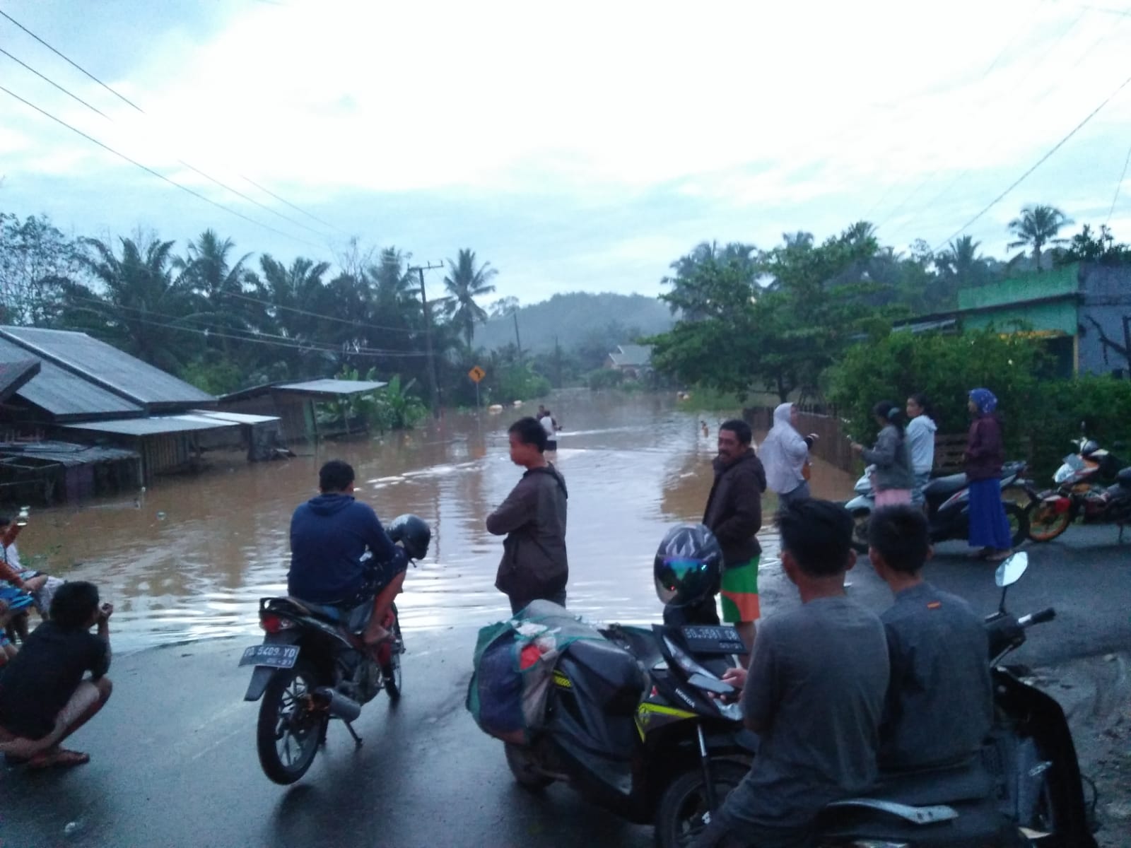 Jalan Nasional Lumpuh Total