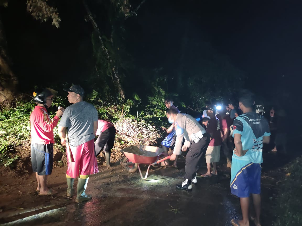 Jalan Lintas di Bengkulu Utara Longsor