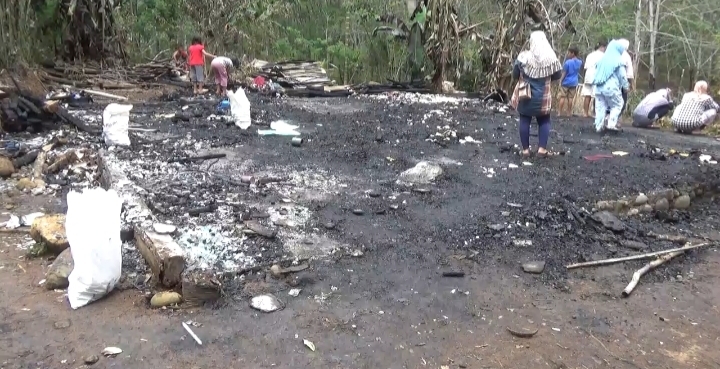 Ditinggal ke Pasar, Rumah Terbakar