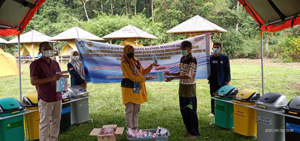 Dosen dan Mahasiswa S1 Farmasi UNIB Berikan Edukasi Gerakan Bank Sampah Serta Bagikan Masker dan Handsanitizer