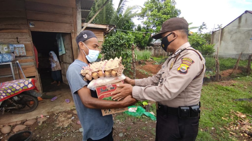 Polsek Bagikan Sembako untuk Warga Terdampak Covid-19