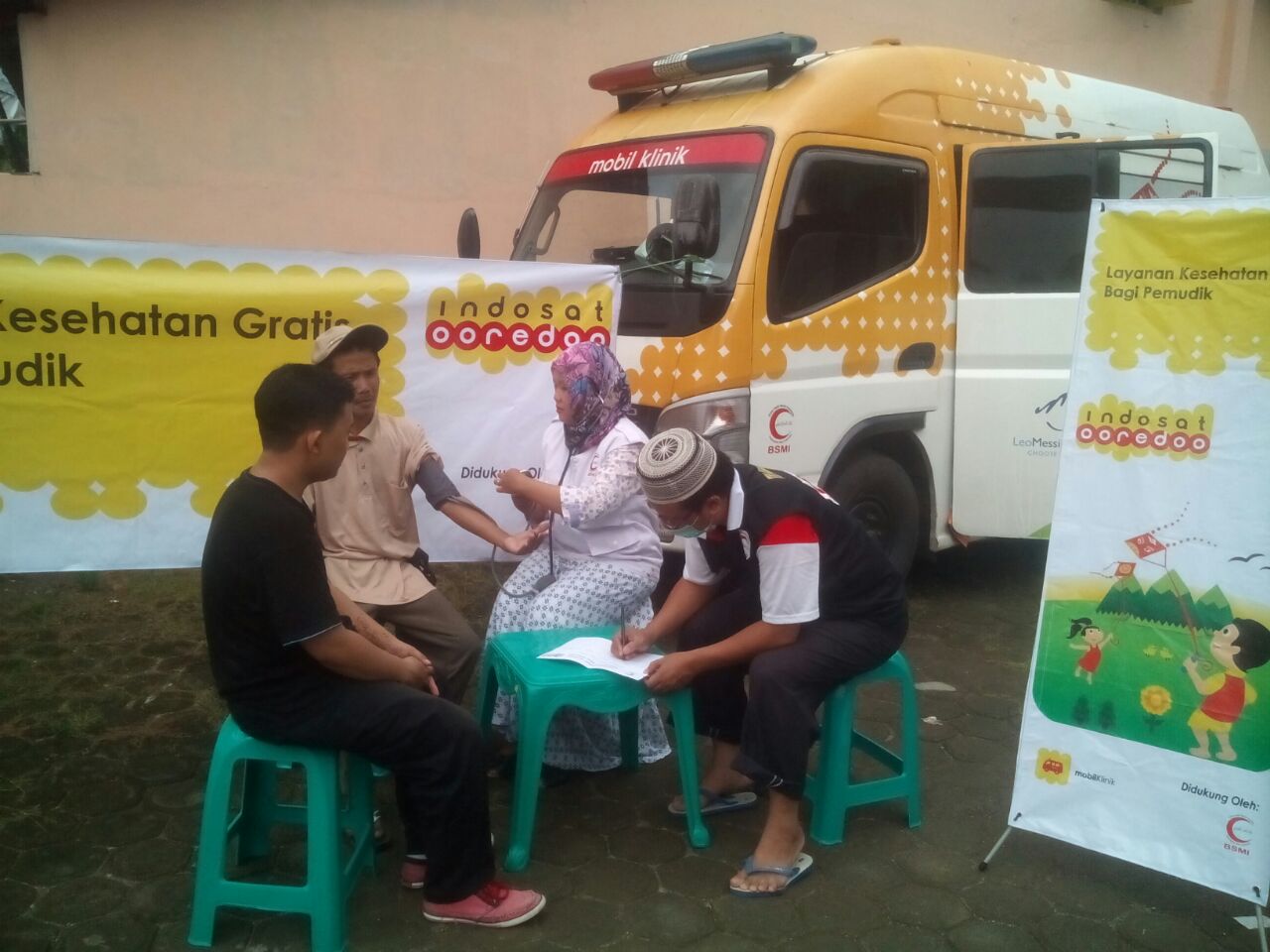 Mobil Klinik Indosat Ooredoo  Sigap Beri Bantuan Korban Bencana