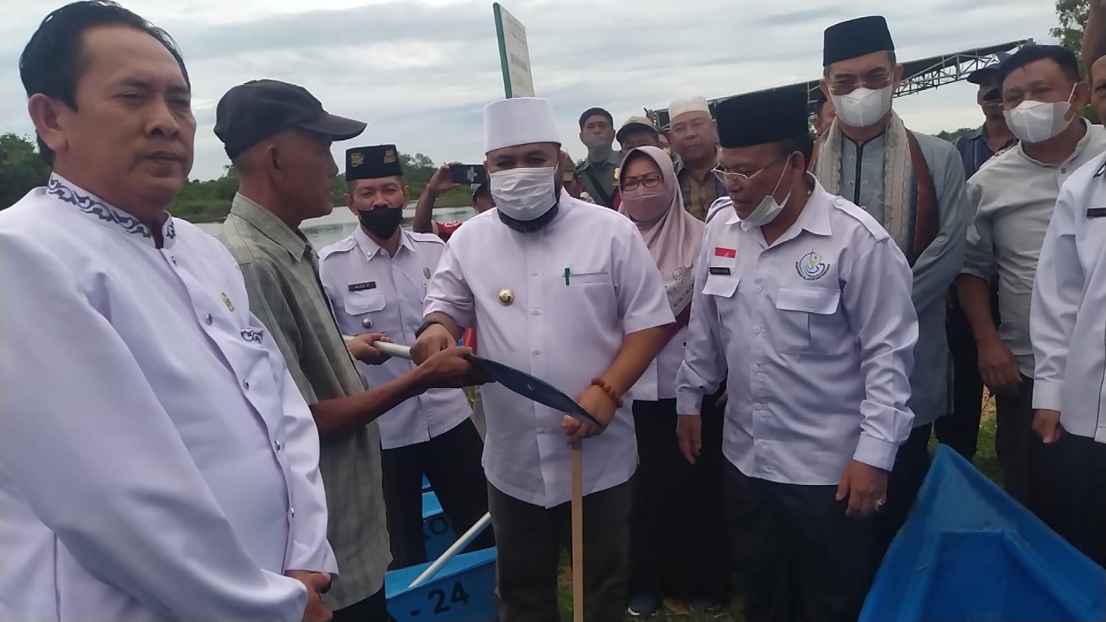 Walikota Serahkan Bantuan 27 Perahu