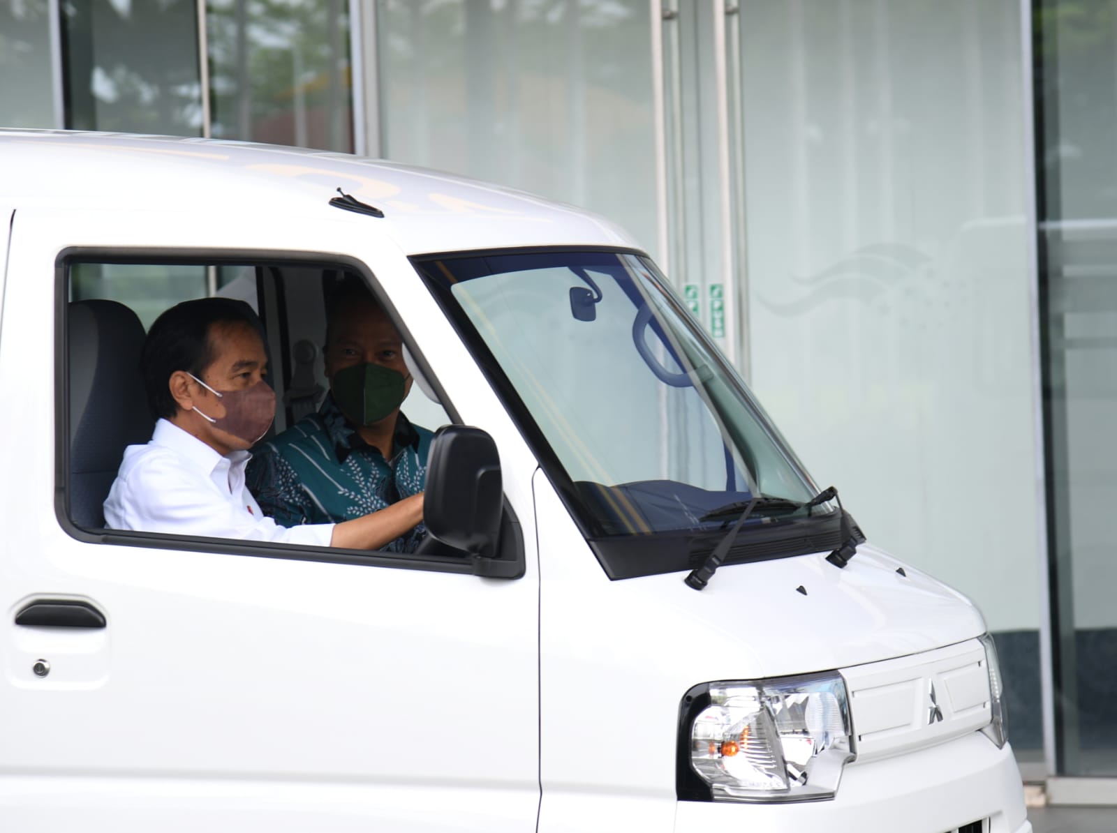 Jokowi Jajal Mobil Listrik Minicab MiEV Besutan Mitsubishi