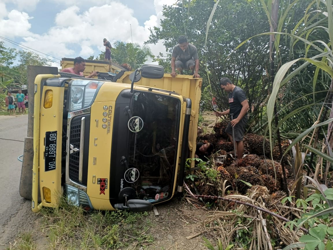 Truk Pengangkut Sawit Terbalik