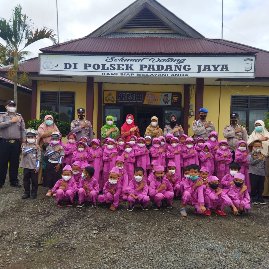 Polsek Padang Jaya Dikunjungi Anak-Anak PAUD