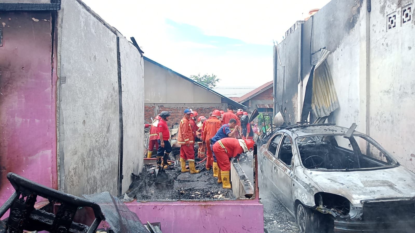 Rumah dan Mobil Ludes