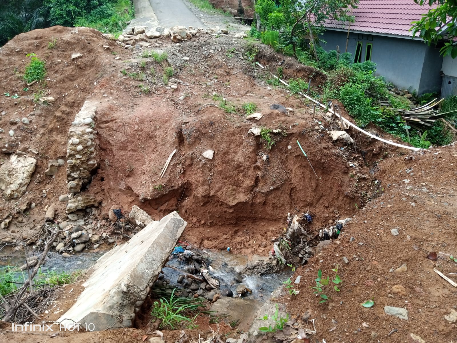 Sebulan Putus, Jalan Penghubung 4 RT Belum Diperbaiki