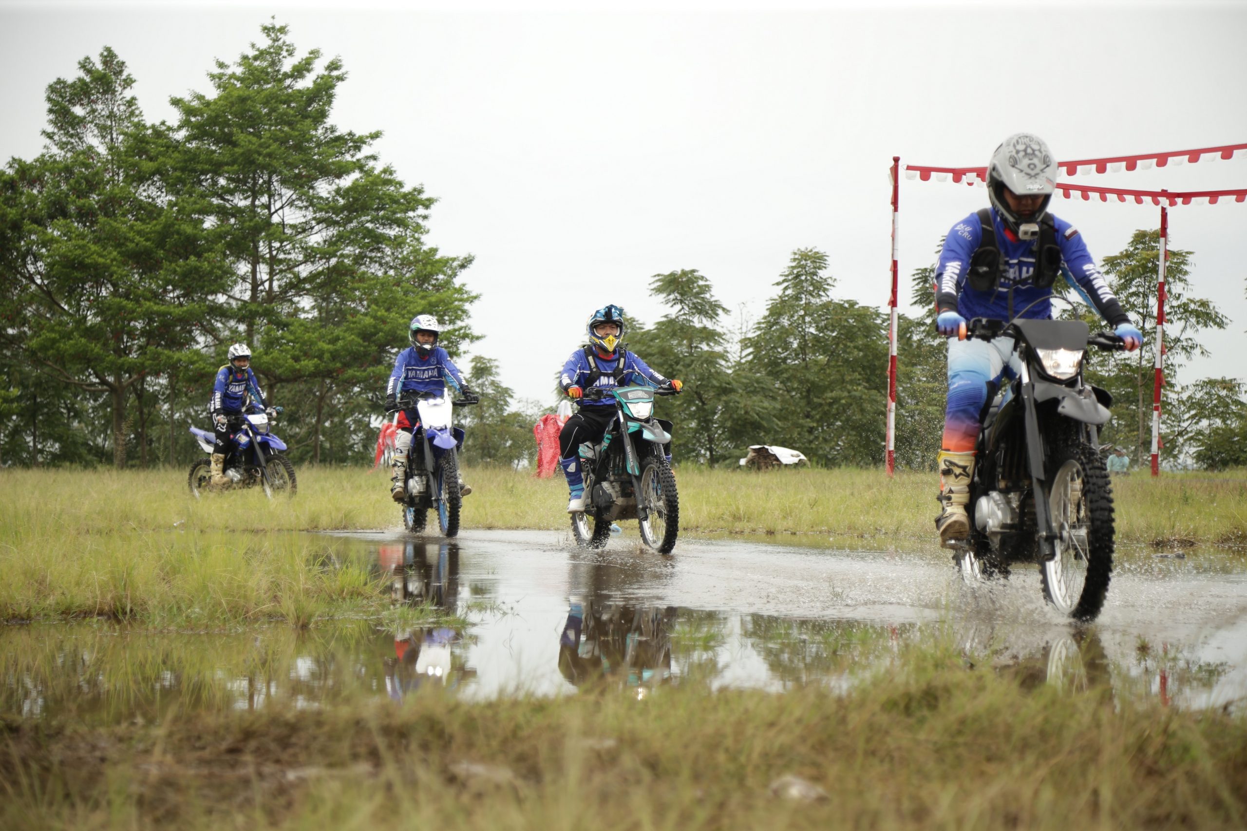 “SPIRIT OF CHALLENGE” BLU CRU INDONESIA SEMANGATI BIKER WR 155 R DI KEJURNAS INDONESIA ENDURO RALLY CHAMPIONSH