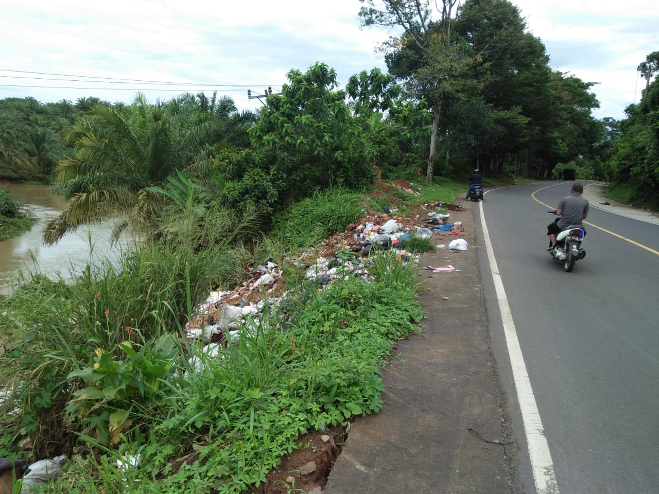 Sampah Dibuang ke Sungai