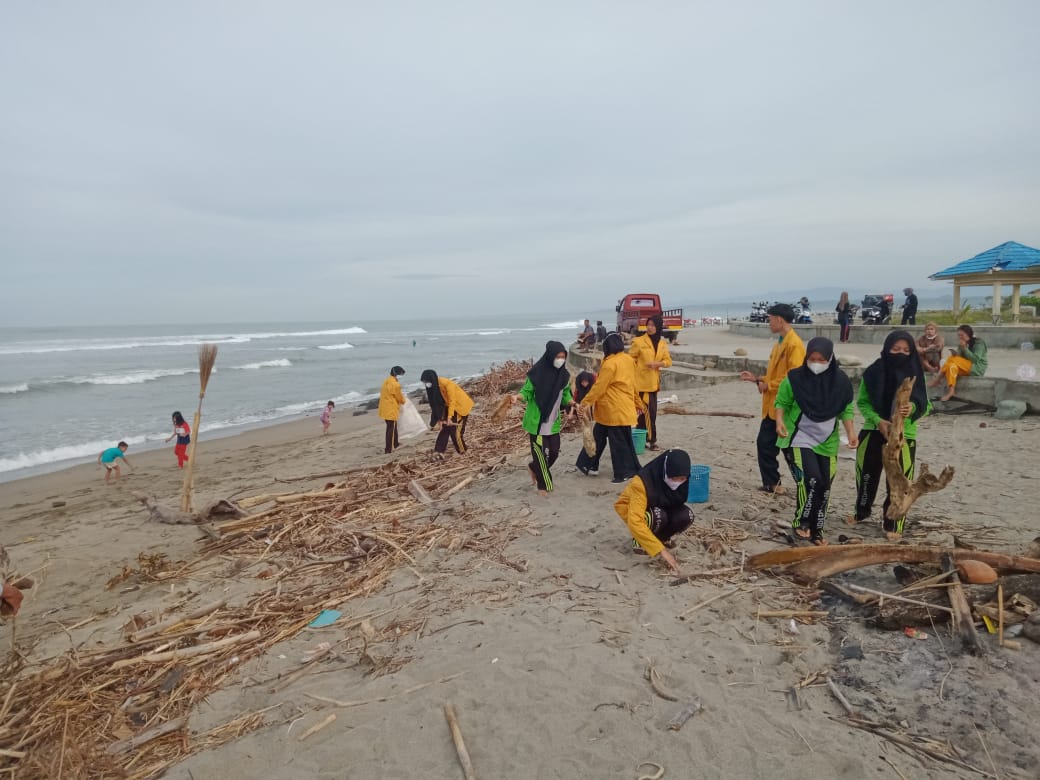 IPM SMK Aisiyah dan PBS Bersihkan Pantai Pasar Bawah