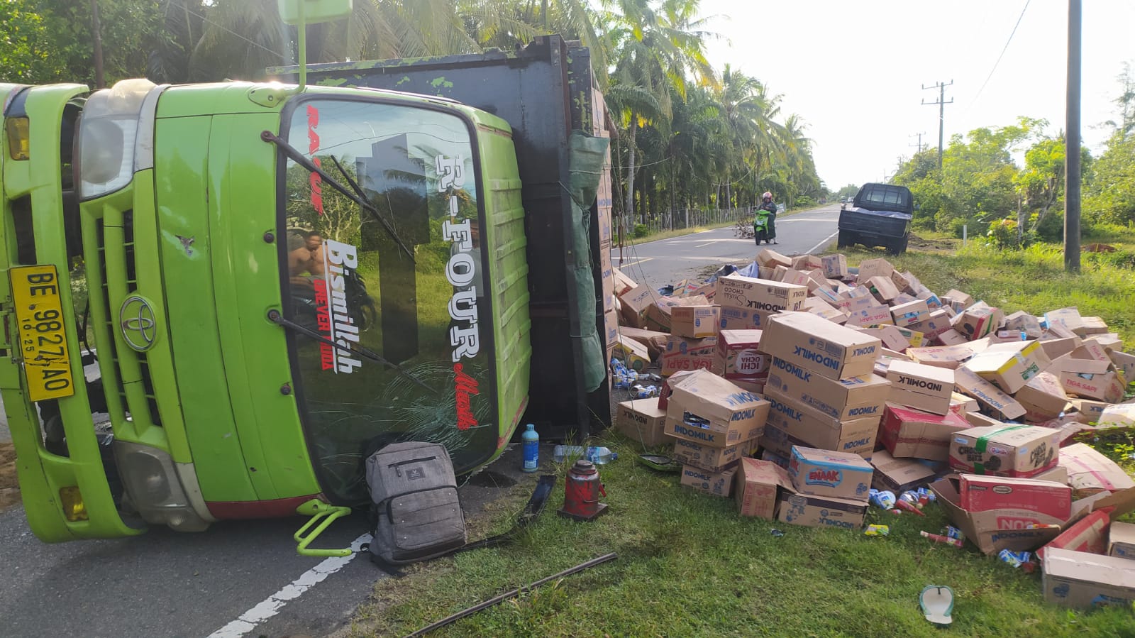 Truk Logistik Terbalik di Jalan Bengkulu — Padang