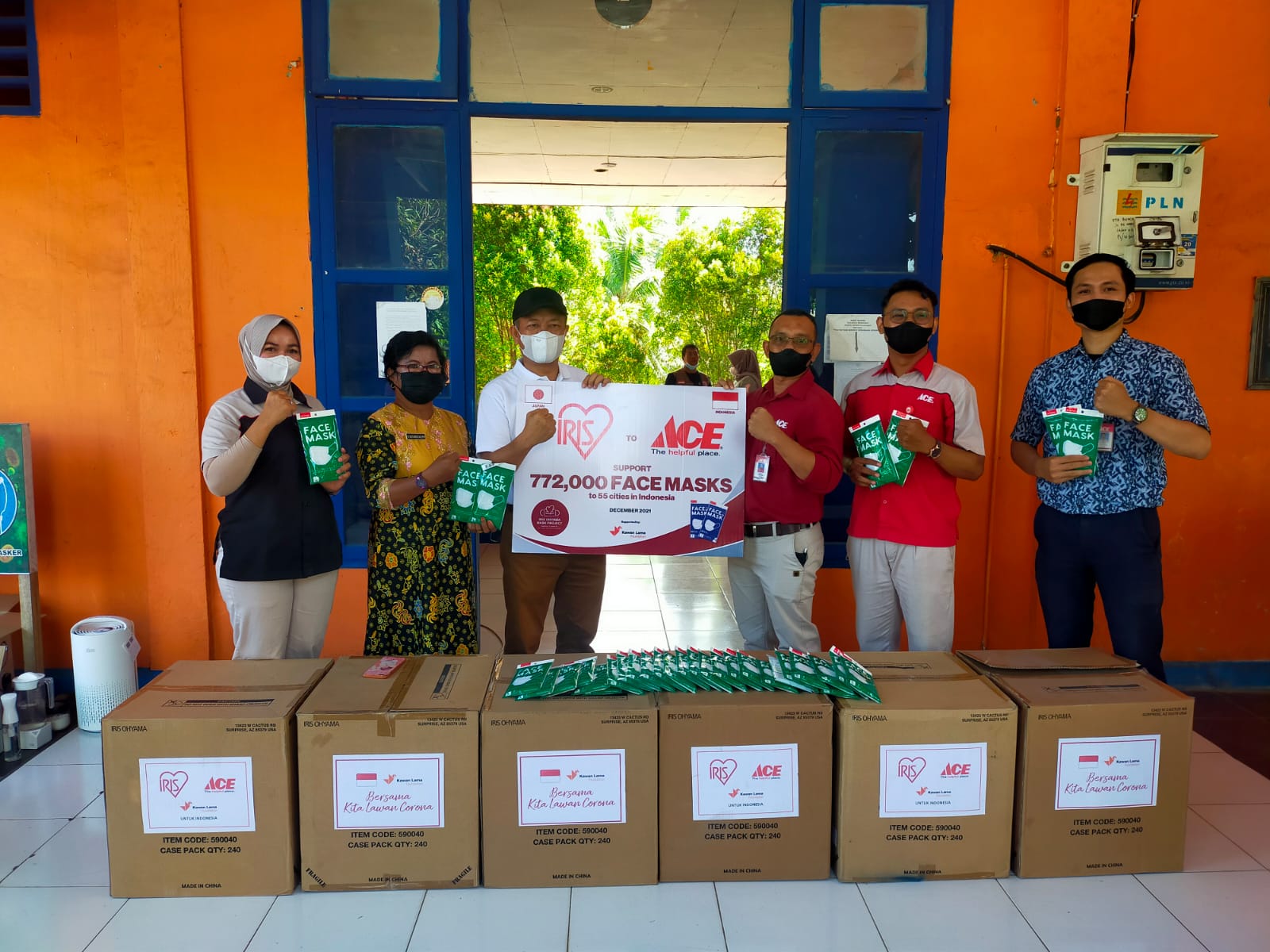 ACE Hardware Salurkan CSR Donasi Masker