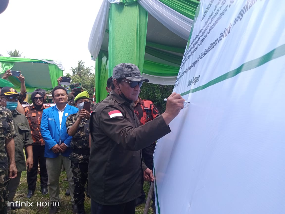 Forum Komunitas Hijau Bersih Pantai dan Tanam Pohon Manggrove