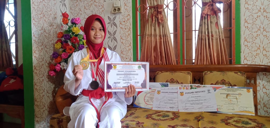 Widuri Ulandari (15), Anak Buruh Peraih Puluhan Medali