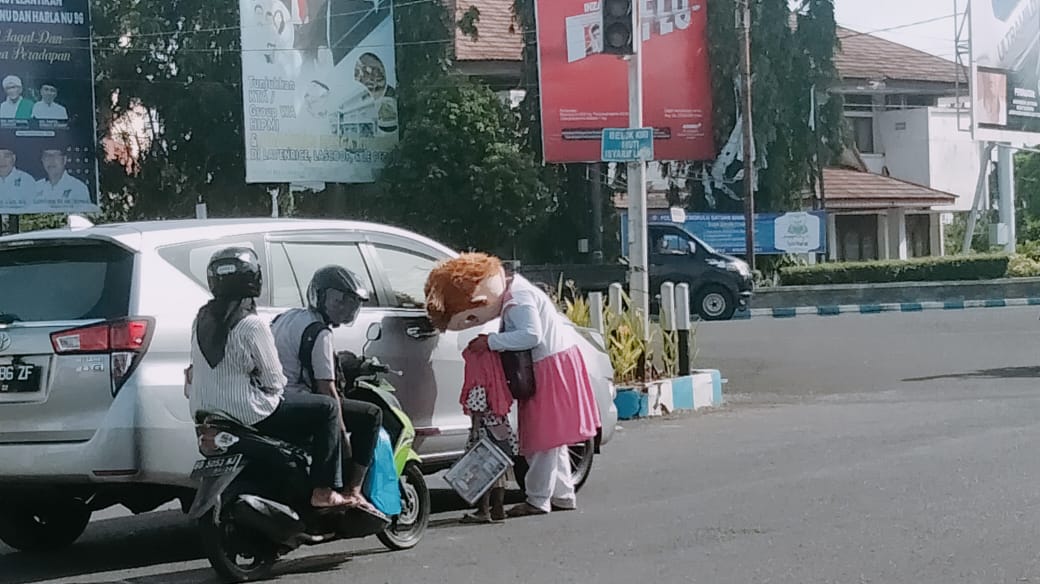 Perjuangan Resi, Manusia Badut di Lampu Merah Kota Bengkulu