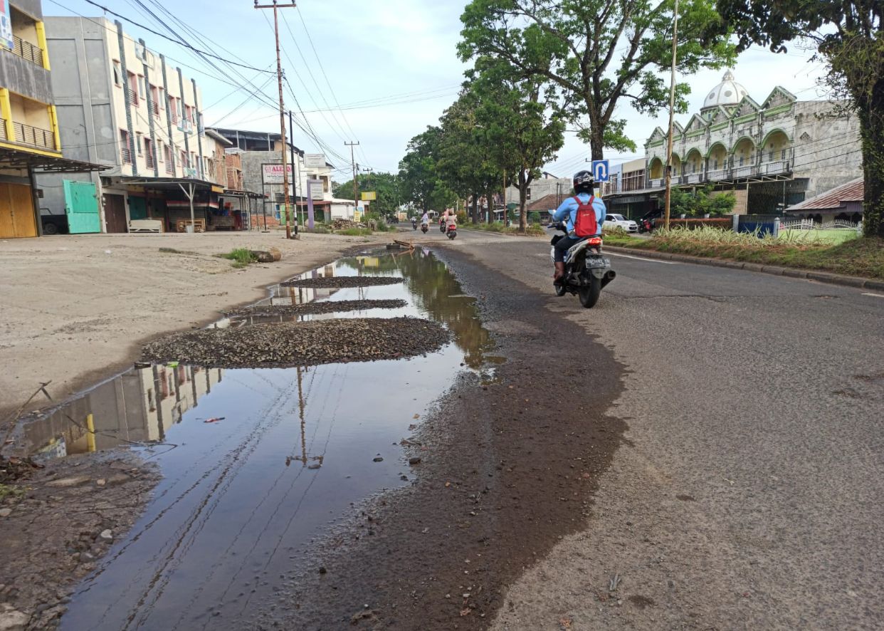 Minim Anggaran, Jalan Provinsi Ditambal Semen