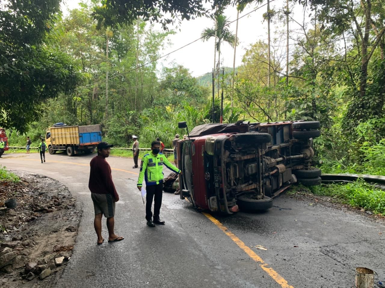 Diduga Tak Kuat Menanjak, Truk Muatan Gula Terbalik