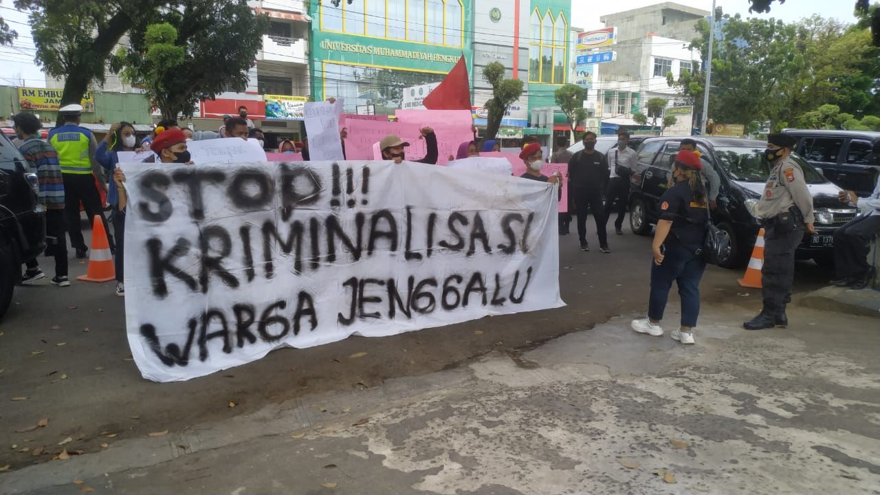 Warga Seluma Geruduk PN Bengkulu