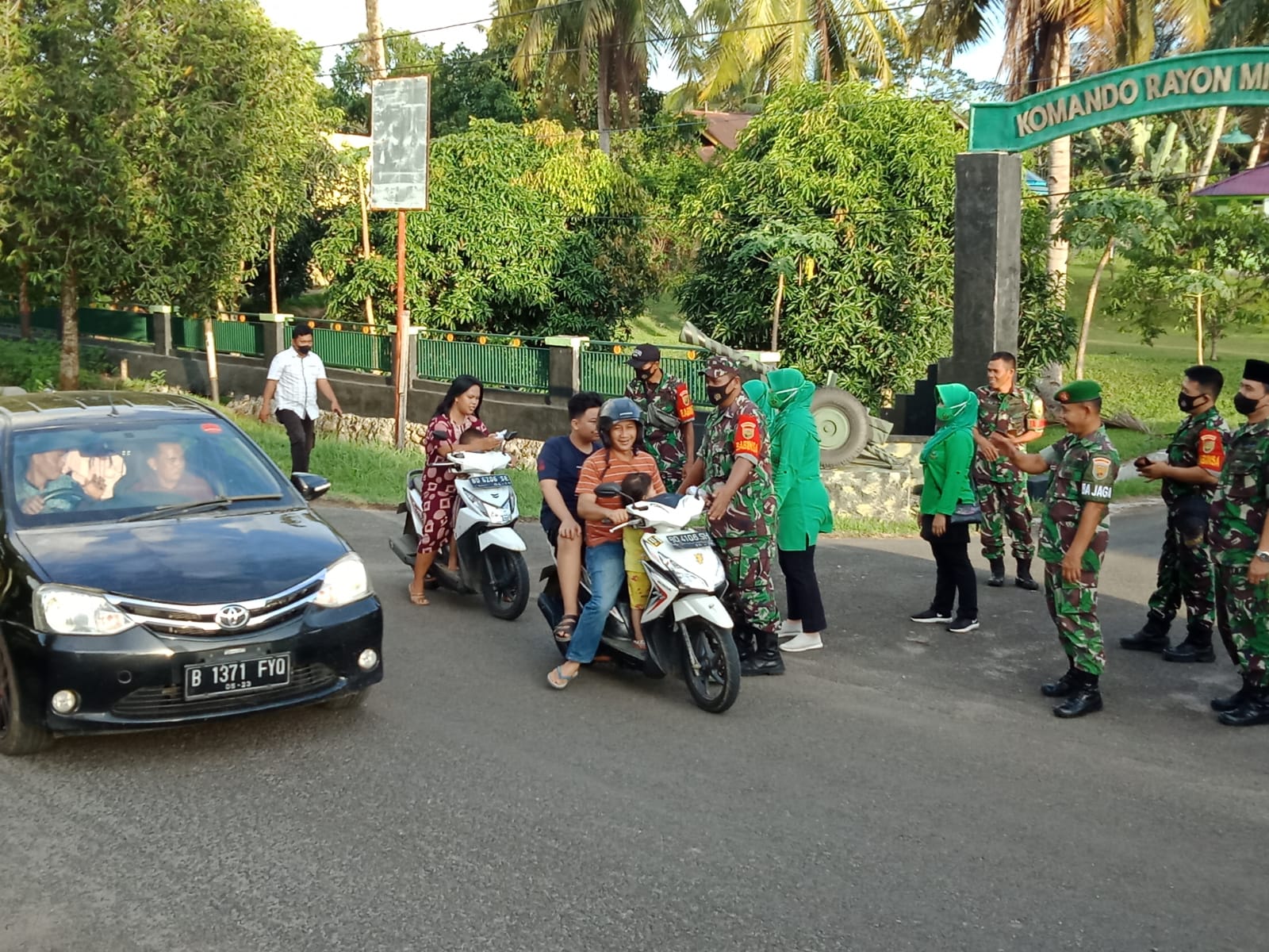 Berkah Ramadhan Kodim 0423/BU, Bagi Takjil ke Pengguna Jalan