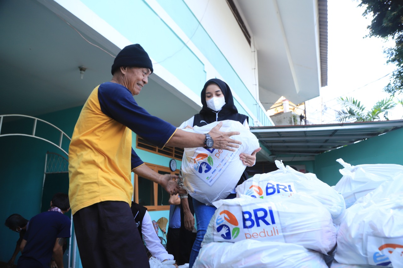 BRI Group Bagikan 80.000 Paket Sembako ke Panti Asuhan, Panti Werdha dan Masyarakat Umum