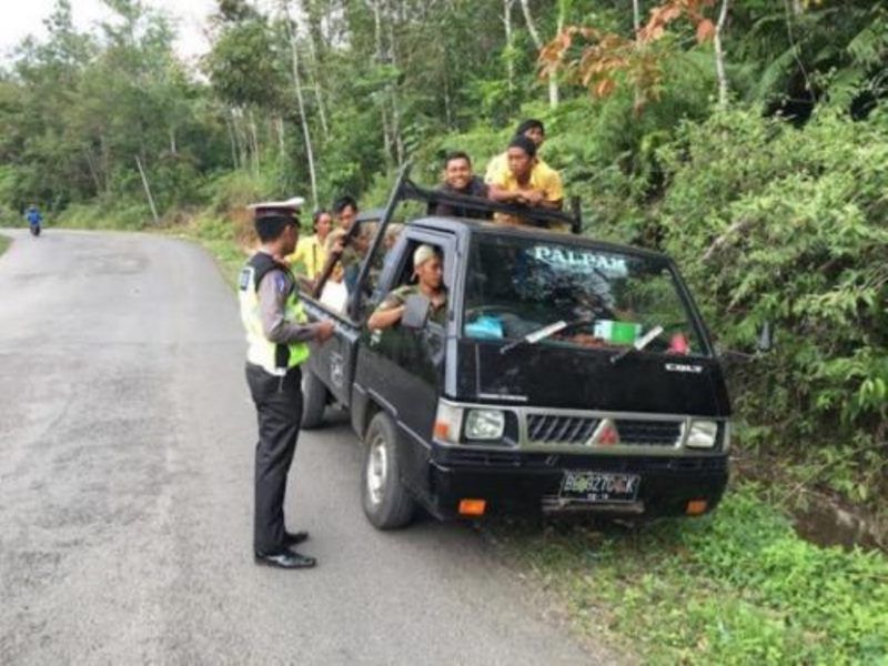 Kendaraan Bak Terbuka Dilarang Bawa Penumpang