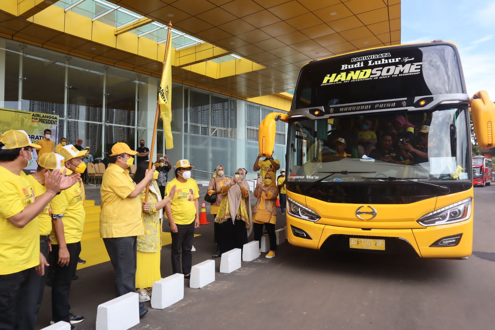 Airlangga Lepas 20 Bus Program Mudik Gratis Partai Golkar