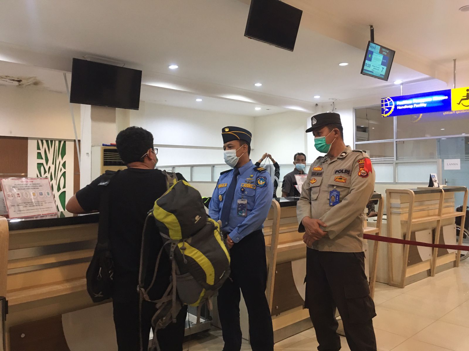 Polisi Berjaga di Bandara