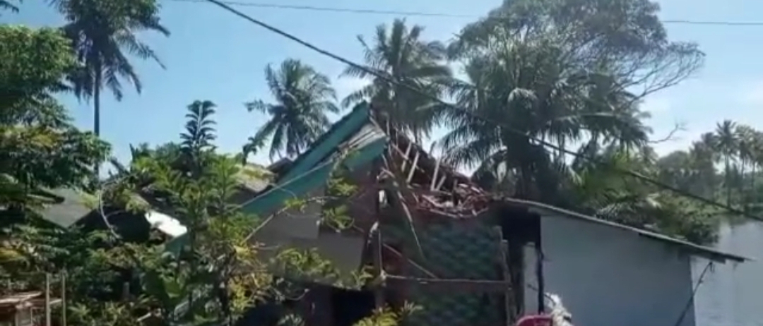 Tiang Jembatan Roboh Timpa Rumah Warga