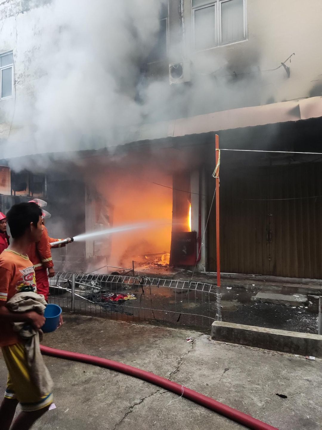 Toko di Megamall Terbakar