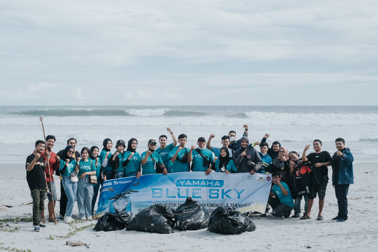 Thamrin brothers tanam ratusan pohon mangrove di pantai Panjang  dalam kegiatan Yamaha Blue Sky Project