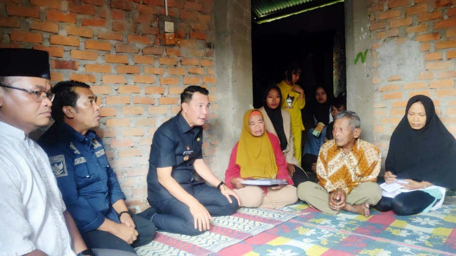 Tinjau Lokasi Kebakaran, Bupati Fikri Serahkan Bantuan dan Ajak Masyarakat Gotong Royong