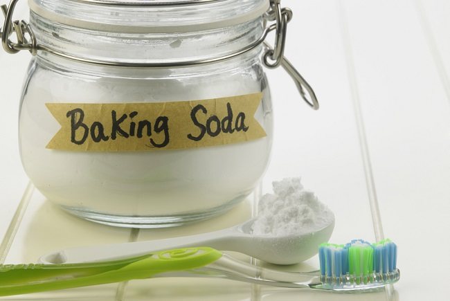 Mau Gigi Lebih Putih dan Bersih? Pakai Baking Soda Saja