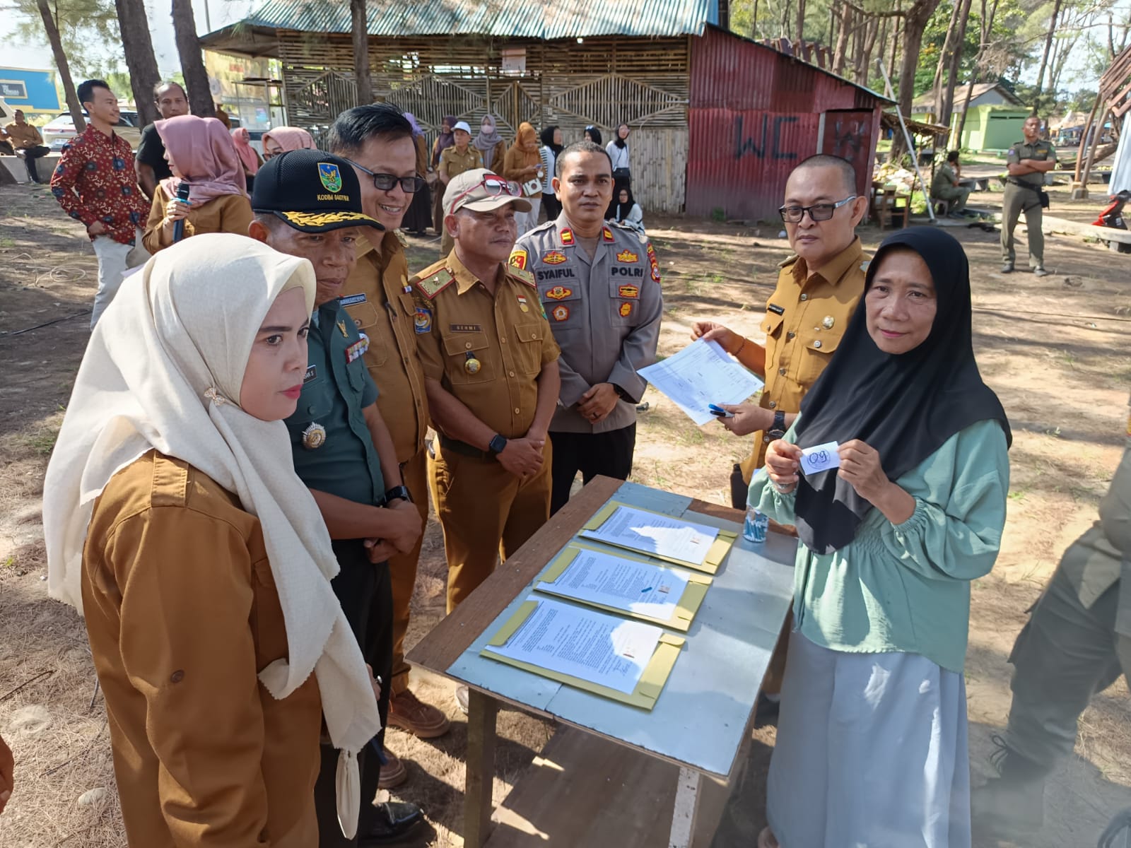 Pedagang di Pantai Panjang Cabut Nomor Undian Penetapan Lokasi Lapak