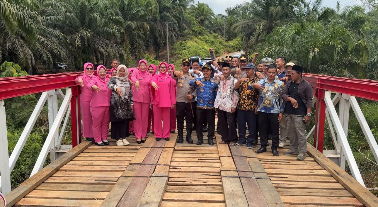 Siap Digunakan, Kapolres Mukomuko Resmikan Jembatan Merah Putih Presisi